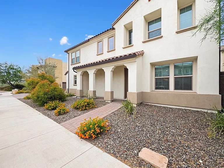 2345 W Gloria Ln — Photo 3