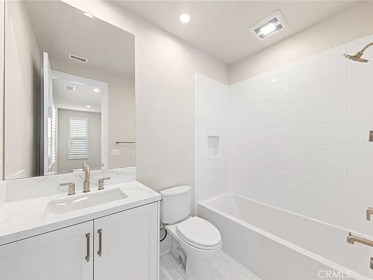 207 Alora — Photo 46
