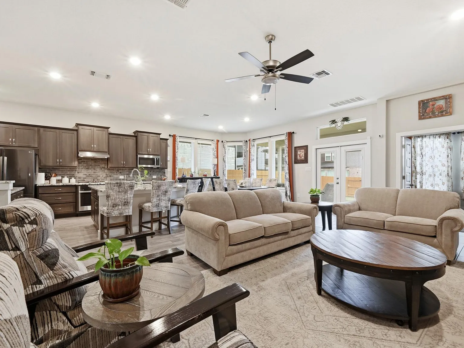 4 bed, 3.0 bath, 2666 sqft, $3,000 — Photo 1