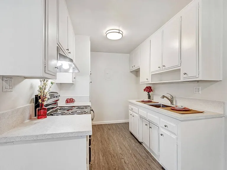 Woodman Apartments — Photo 14