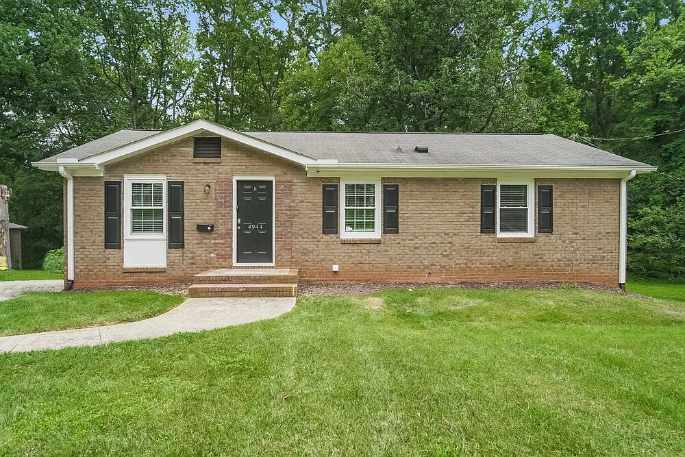 3 bed, 1.5 bath, 1104 sqft, $1,900 — Photo 1