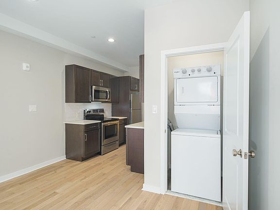 3rd image of 1520 Catharine St #1R