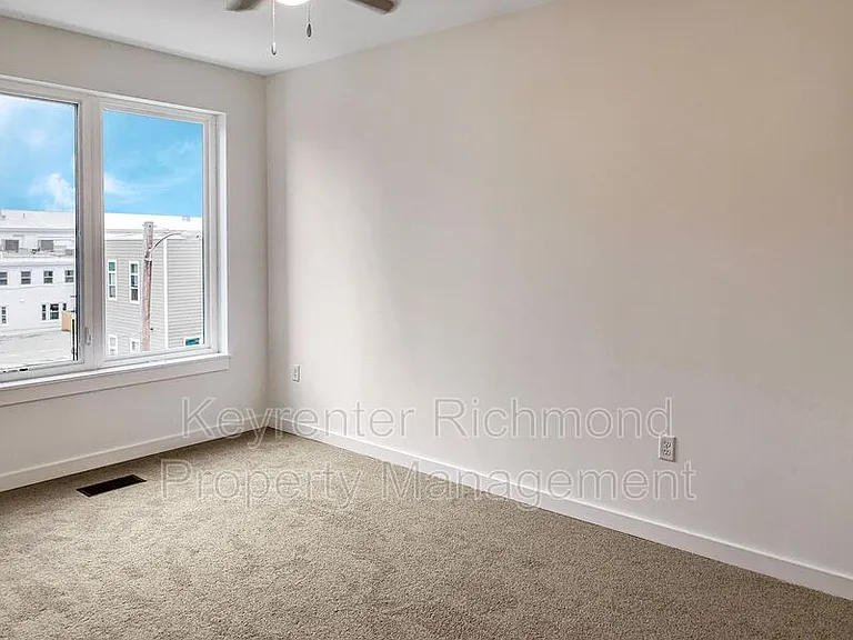114 W 12th St #B — Photo 16