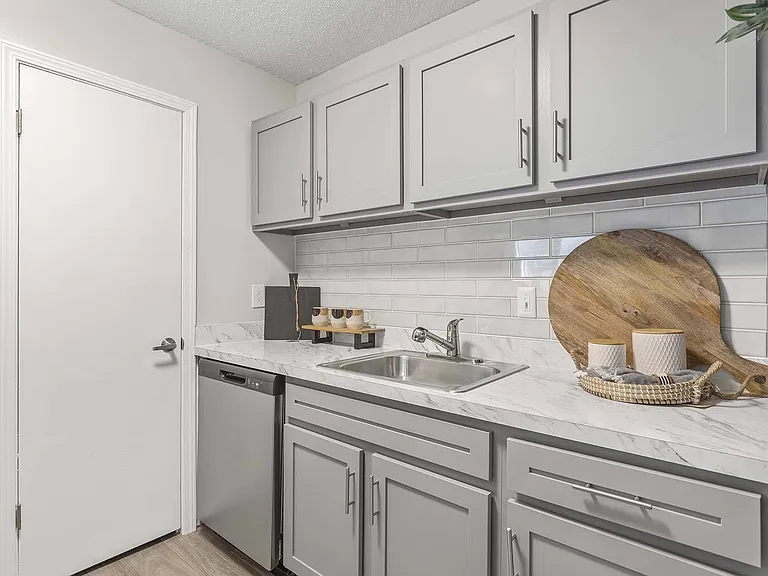 Willow Trail Apartments — Photo 8