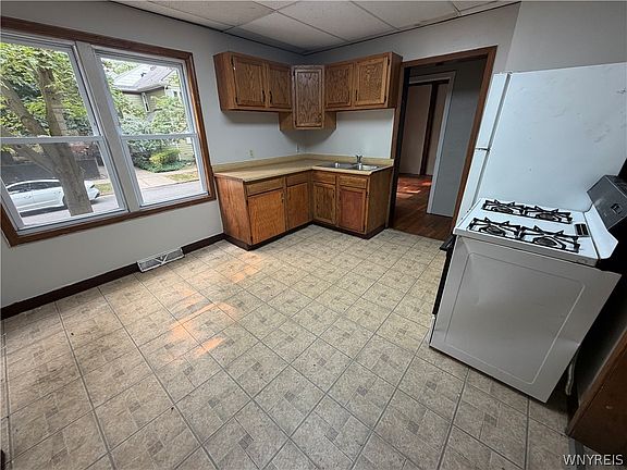 3rd image of 33 Tyler St