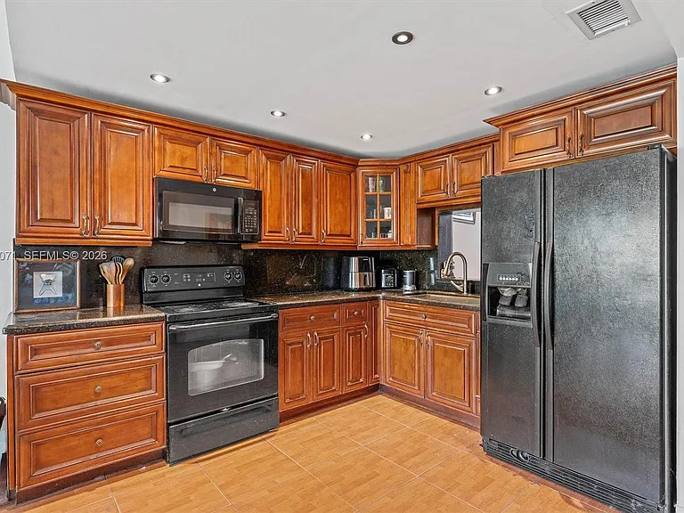 314 NE 142nd St #16C — Photo 8