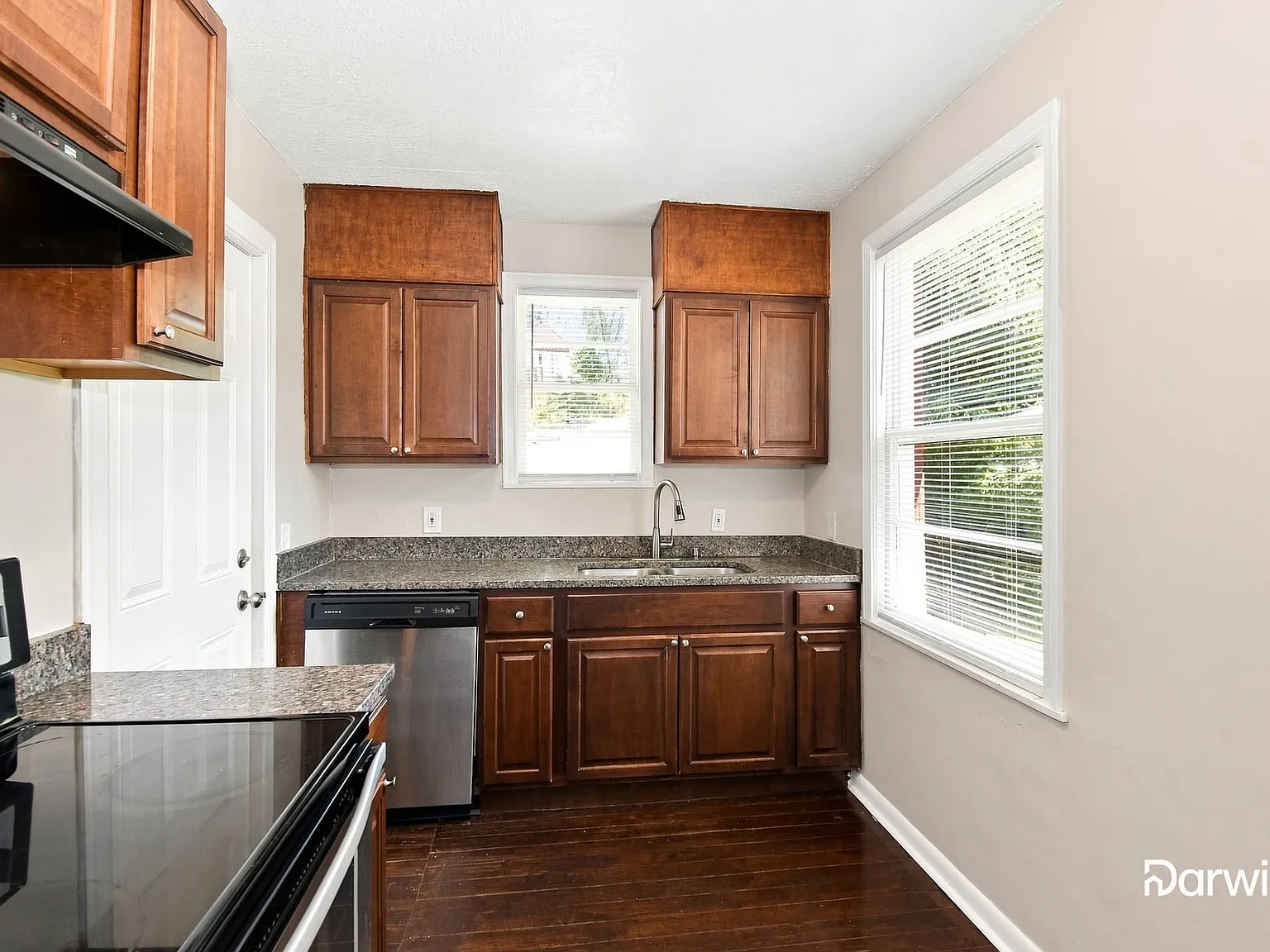 3 bed, 1.0 bath, 1428 sqft, $1,595 — Photo 2