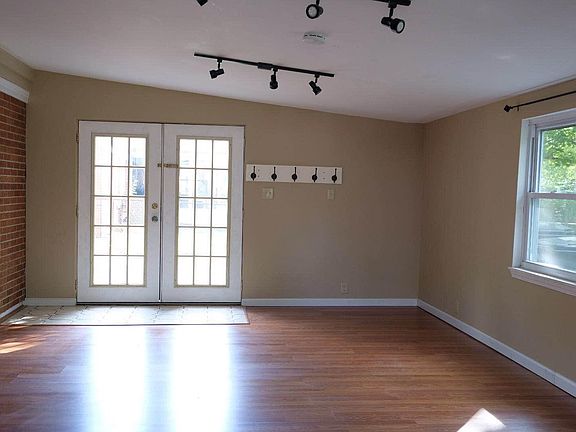 5th image of 919 Brookcrest Dr