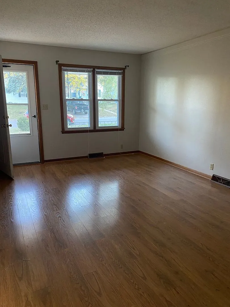 Spacious Duplex in Great Location — Photo 2