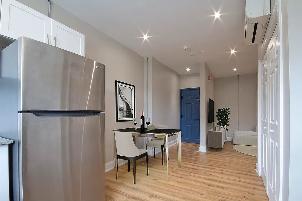 Cozy 1 Bedroom with In Suite Laundry — Photo 4