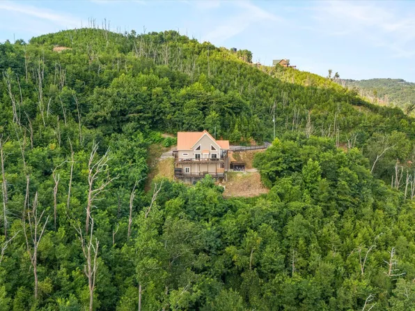 647 Kristis Pl, Gatlinburg, TN 37738