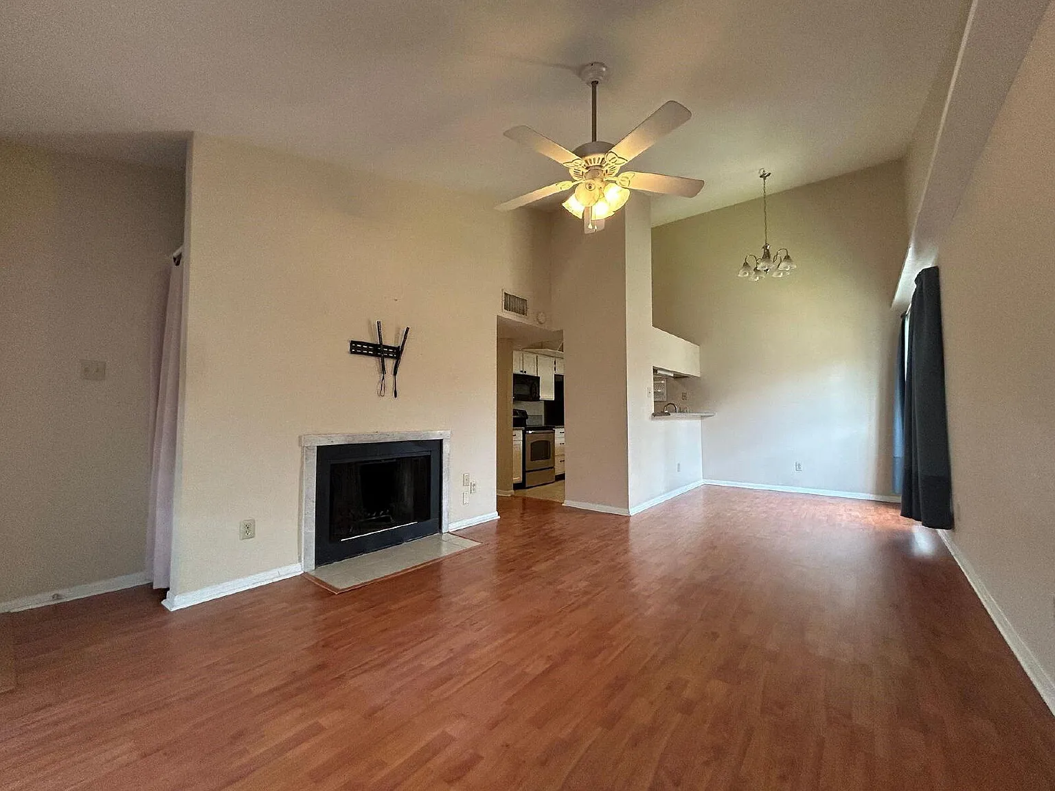 2 bed, 2.0 bath, 975 sqft, $1,200 — Photo 2