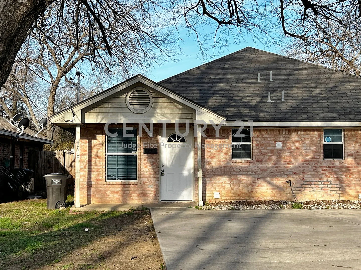Spacious 3/2 Duplex in Fort Worth Ready for Move-In! — Photo 1