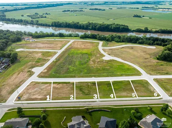 201 Overbrook Dr, Wamego, KS 66547