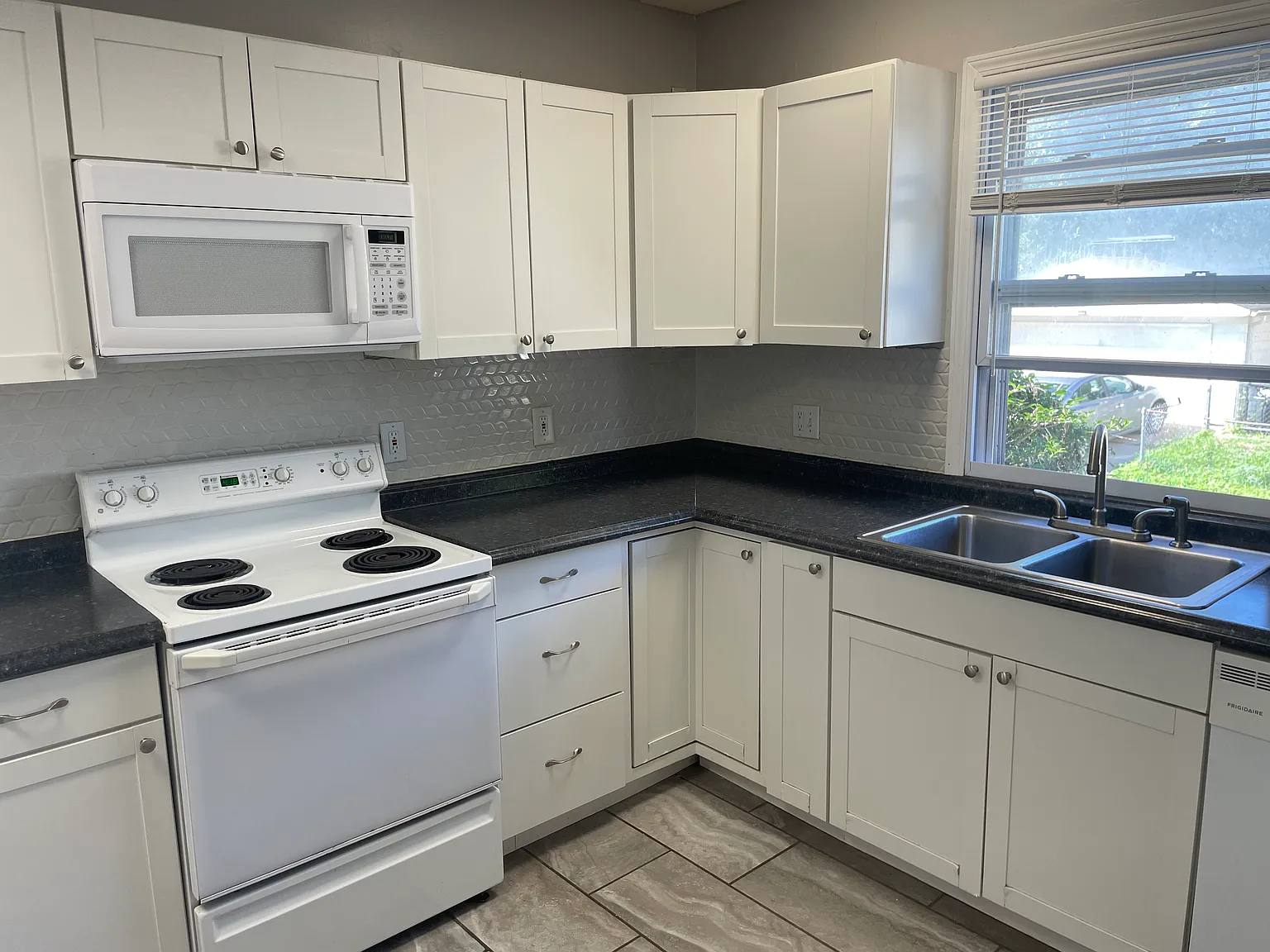 3 bed, 1.5 bath, 1150 sqft, $1,600 — Photo 3