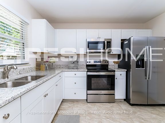 3rd image of 9483 Bayside Ct
