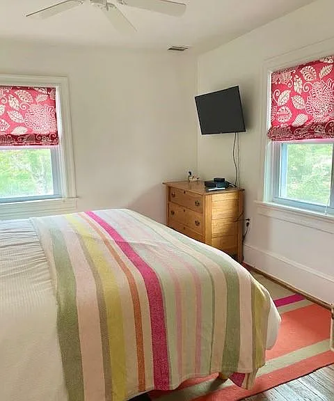 Rear master bedroom 2nd floor, overlooks pool, King bed