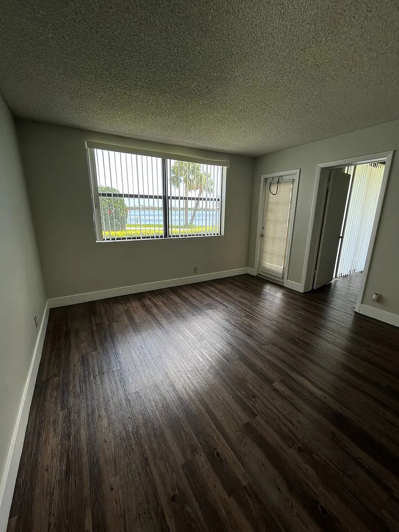 One Bedroom One Bathroom !! With Lake View!! Waterfront Community — Photo 3