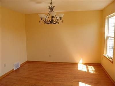 5th image of 242 Creekview Cir