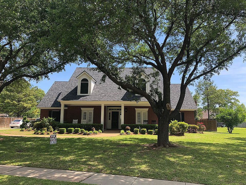 2nd image of 404 Parklane Dr