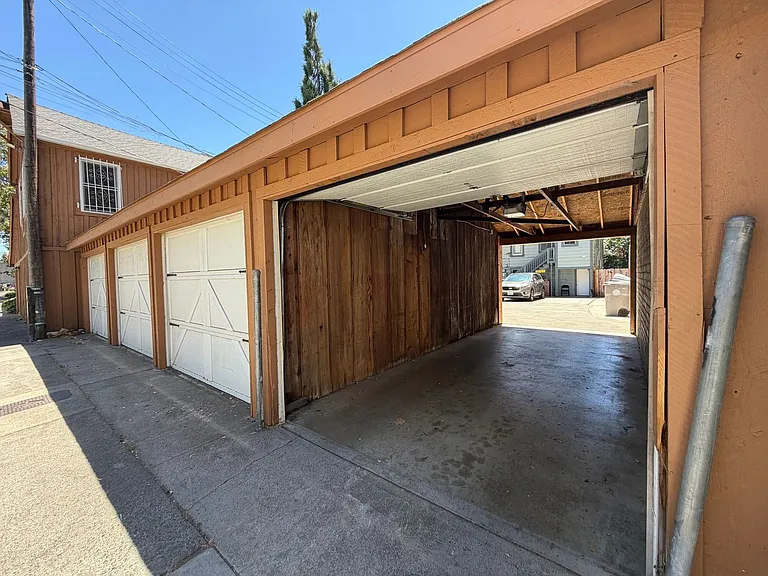 2427 J St — Photo 2