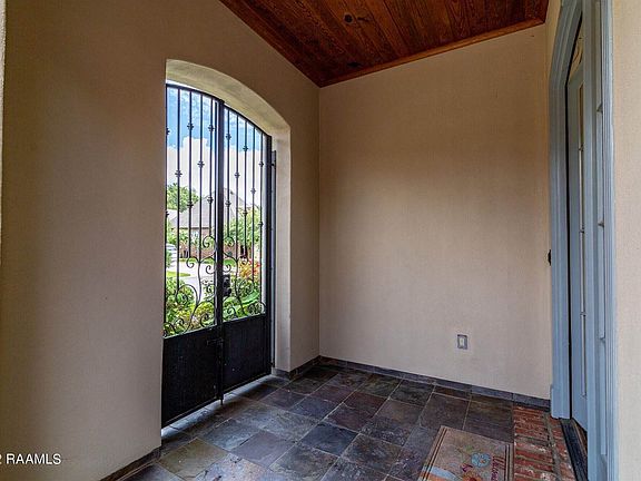 3rd image of 303 La Villa Cir