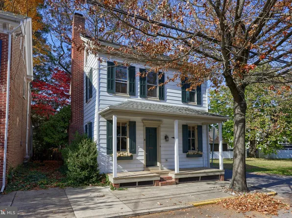 18 S Locust St, Lititz, PA 17543