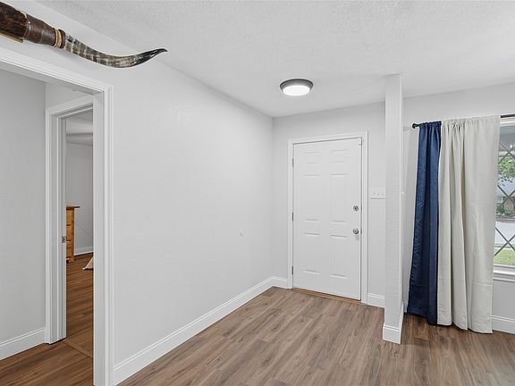 5th image of 217 Spruce Cir