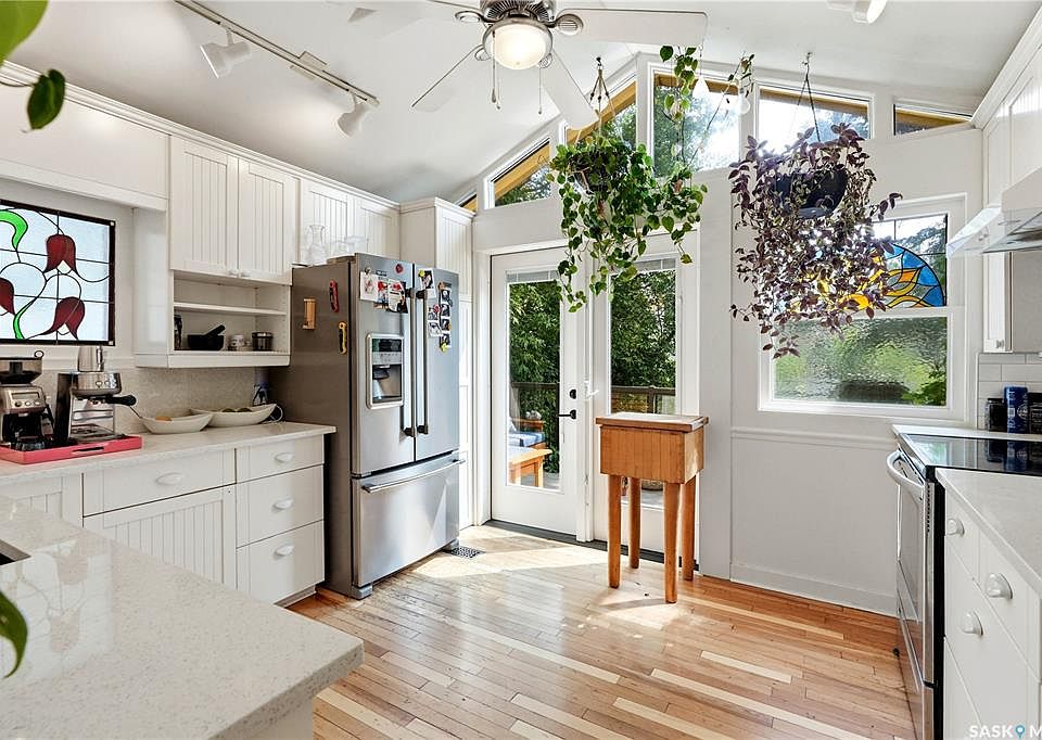 1st image of 518 10th STREET E