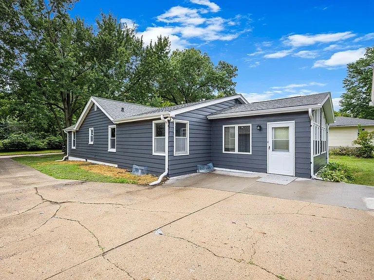 3401 Seneca Ave — Photo 4