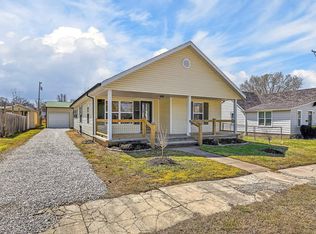 134 W College St, Aurora, MO 65605