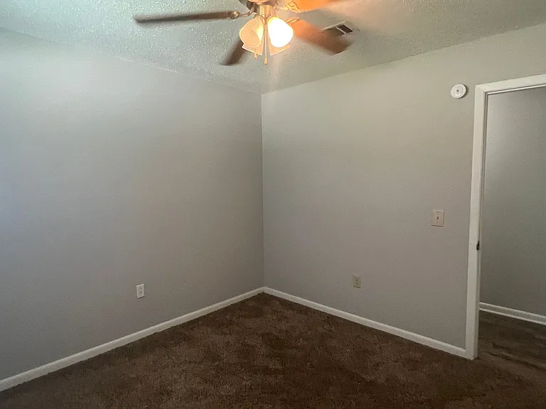 211 Laverne Dr — Photo 26