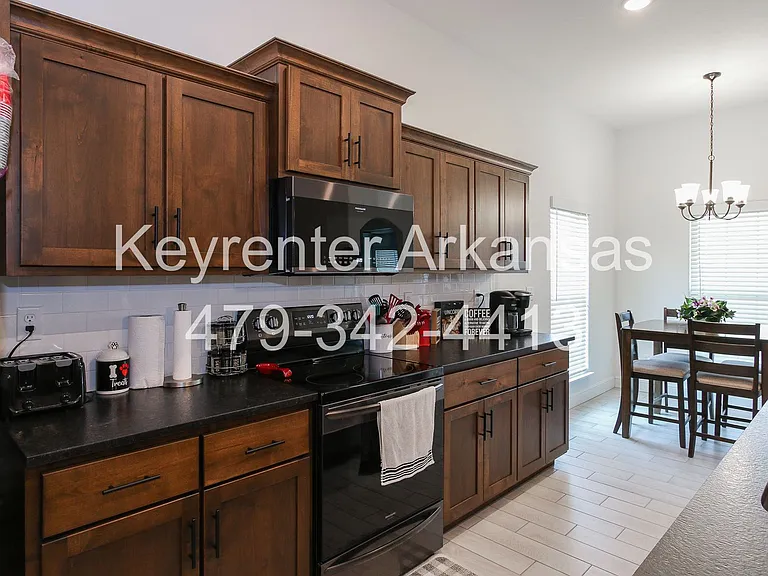 1605 Emma St — Photo 6