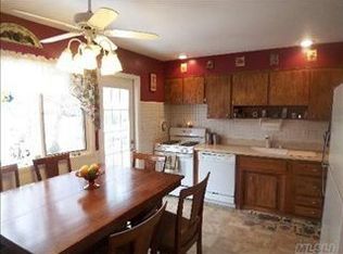 20 Hindes Ct, Smithtown, NY 11787