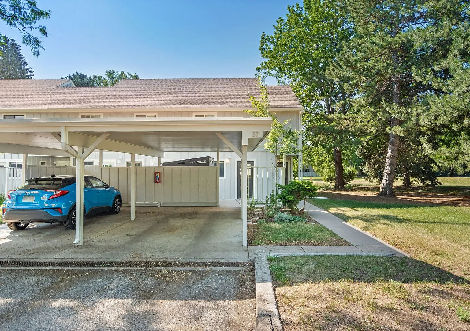 Updated 3-Bedroom End-Unit Townhome in Scotch Pines Condos — Photo 2