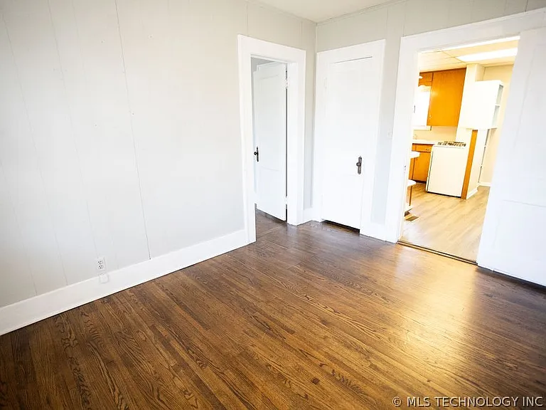 1147 S Florence Ave — Photo 38