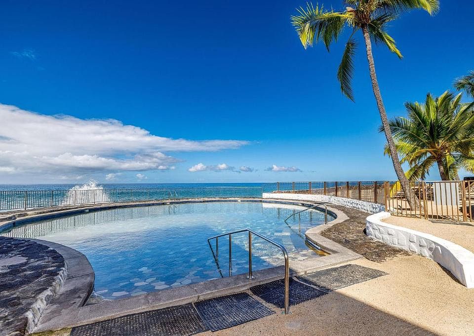 Casa De Emdeko oceanfront pool.
