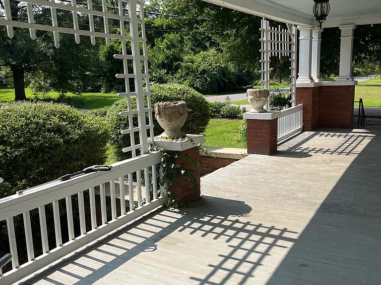302 College St S — Photo 3