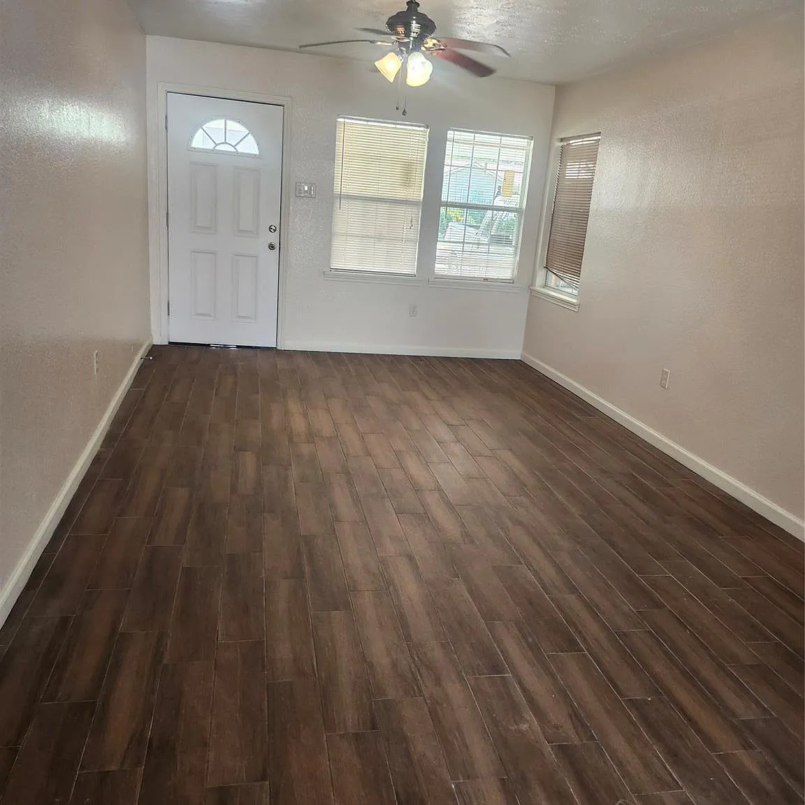 4 bed, 2.0 bath, 1207 sqft, $1,600 — Photo 2