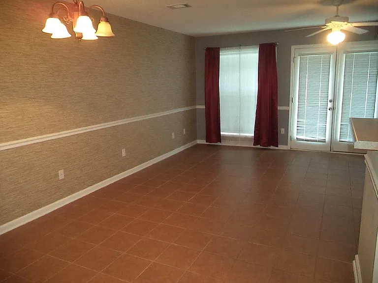 203 Winthrope Ln — Photo 3