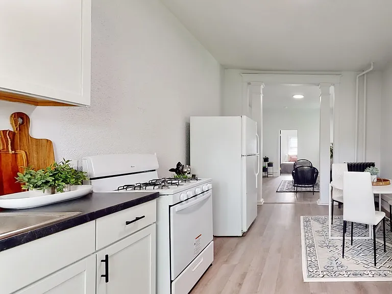 319 Franklin Ave — Photo 14