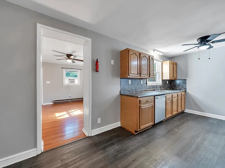 Large Eat-In Kitchen!