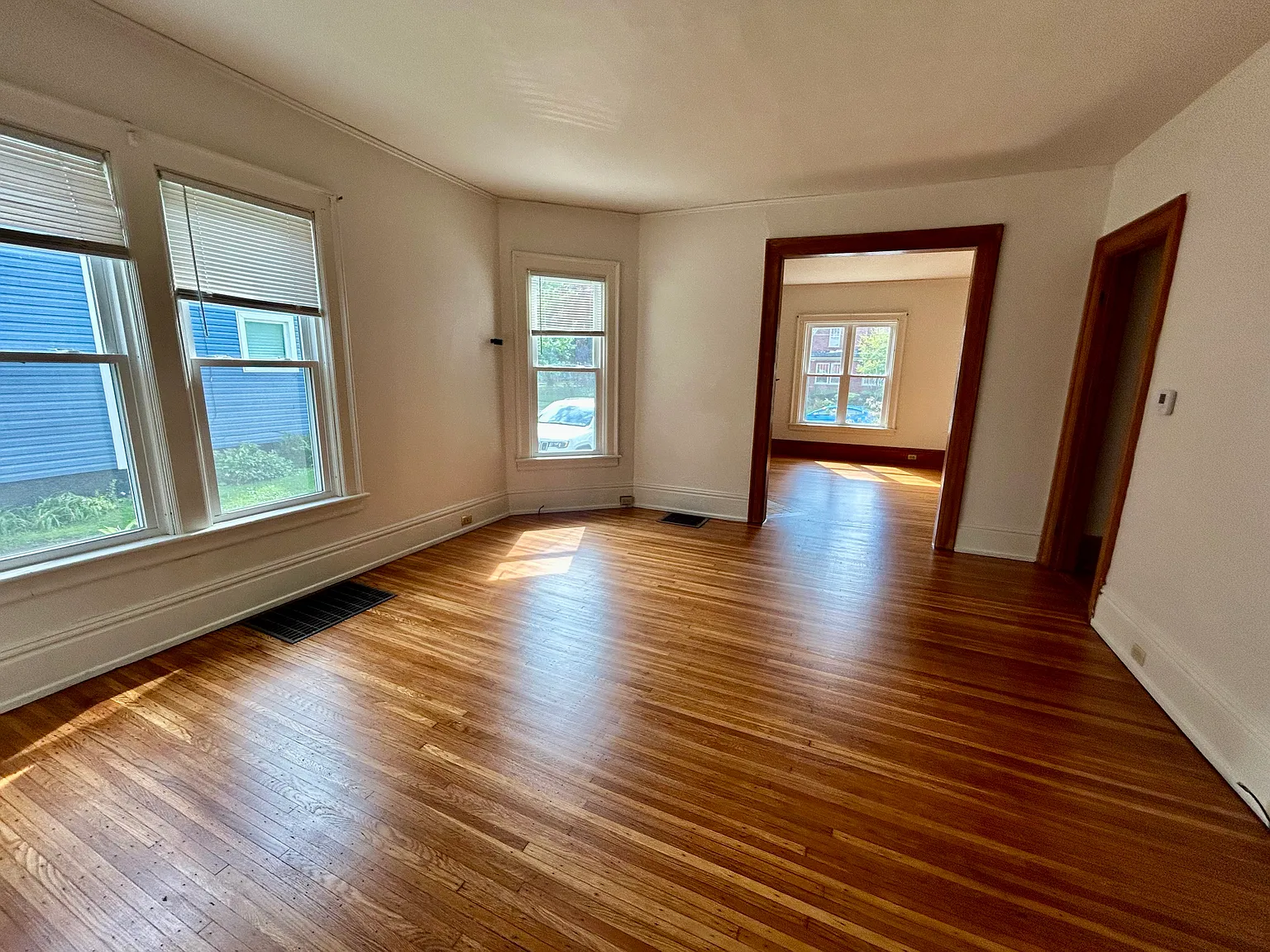 1 bed, 1001 sqft, $1,350 — Photo 3
