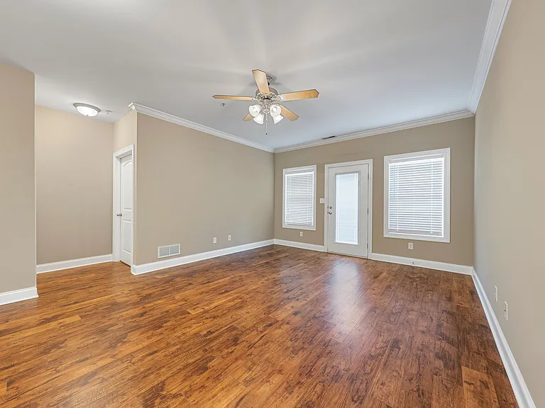 Mount Victor Olde Towne Luxury Apartments — Photo 123