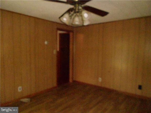 3rd image of 19 Glen Dr