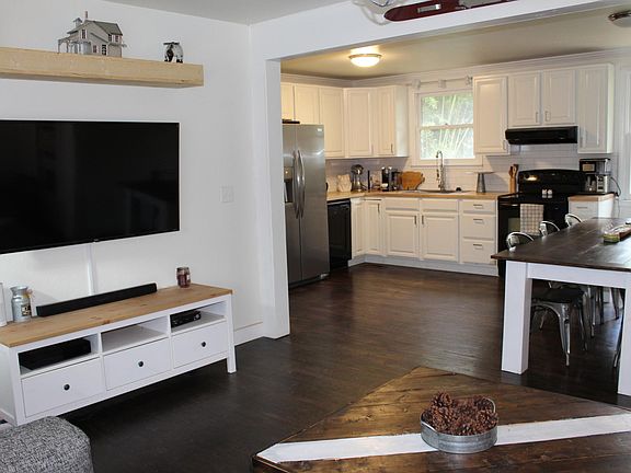Open living space into the kitchen great for entertaining