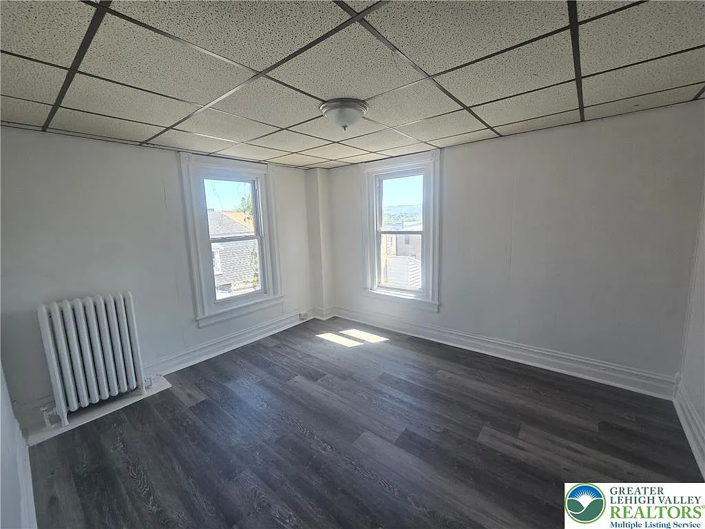 Building Photo - 450 W Maple St #3