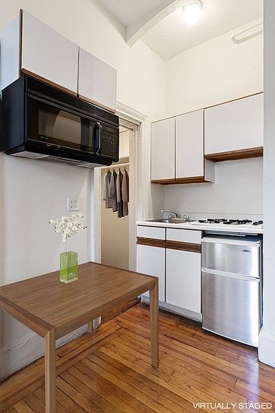 2nd image of 104 Bedford St APT 2B