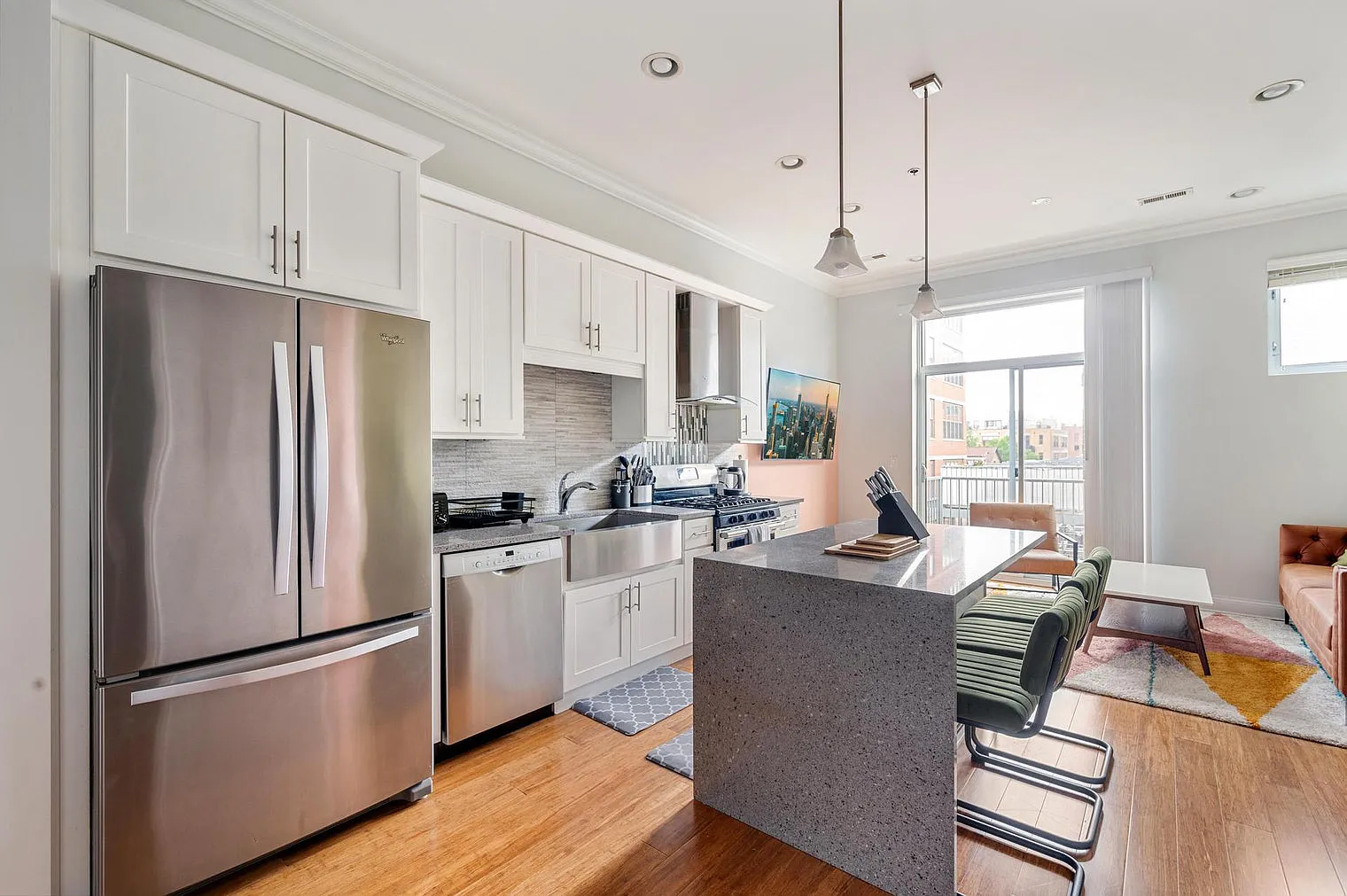 2 bed, 2.0 bath, 968 sqft, $5,395 — Photo 4