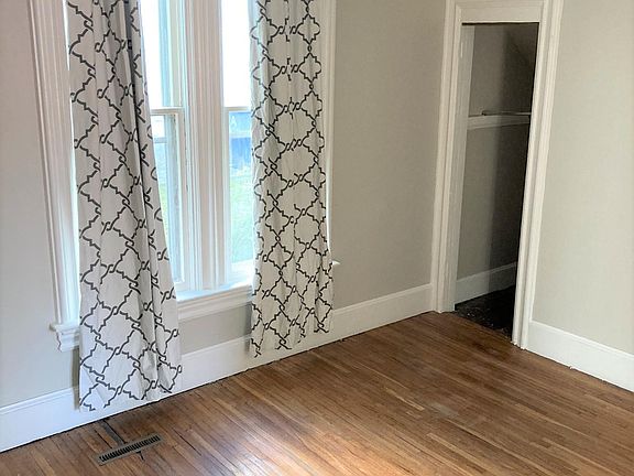 4th image of 699 Surrey Ave
